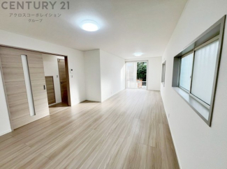 キッチン前のダイニングスペース　カウンターキッチンから料理の受け渡し等に便利です。ダイニングセットを置いても十分な広さを確保。