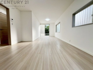 リビングダイニングは家族や友人とのコミュニケーションを楽しむ場所でくつろぎながら食事や会話を楽しめ、多目的に利用できリラックスできる空間です。家庭内の中心として機能し、快適な生活をサポートします。