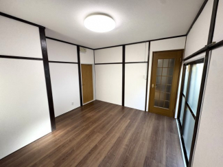 ２階洋室　フローリング張替、壁紙貼替等でとってもきれいです♪