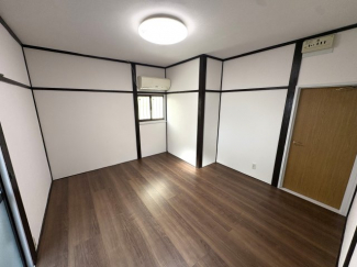 ２階洋室　フローリング張替、壁紙貼替等でとってもきれいです♪