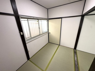 ２階和室　畳表替え、壁紙貼替、建具塗装でとってもきれい♪陽当たりも良好です