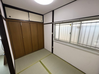 ２階和室　畳表替え、壁紙貼替、建具塗装でとってもきれい♪陽当たりも良好です