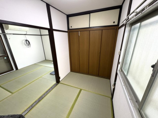 ２階和室　畳表替え、壁紙貼替、建具塗装でとってもきれい♪陽当たりも良好です