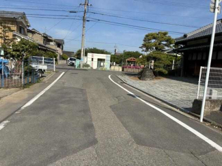 １号地北側道路、東向きに撮影。正面は公園です。