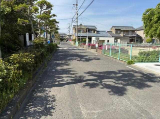 歩道と車道です。東側道路を北向きに撮影