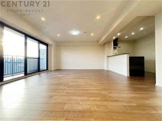 リビングダイニングは家族や友人とのコミュニケーションを楽しむ場所でくつろぎながら食事や会話を楽しめ、多目的に利用できリラックスできる空間です。家庭内の中心として機能し、快適な生活をサポートします。
