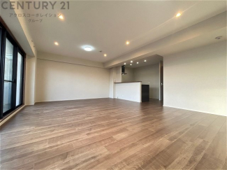 大きな窓が設置されており、明るい日差しが入ります。リビングセットを置いても十分な広さが確保されています。
