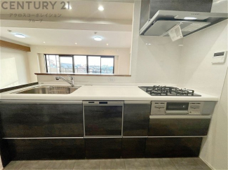 シンプルなデザインと使いやすさを兼ね備えた対面式システムキッチンは、効率的な作業スペースを提供し、家族やゲストとのコミュニケーションを促進します。
