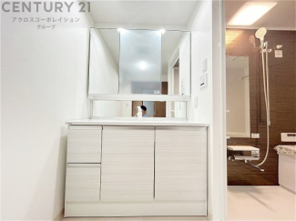 化粧品や洗顔料、歯ブラシなどの必需品をまとめて置ける収納スペースがあり、使用するたびに取り出す手間が省けます。また、水回りのため、濡れても大丈夫な素材が使用されており、お手入れが簡単です。
