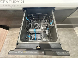 手洗いに比べて時間や労力を節約できることです。また、高温のお湯で洗浄されるため、雑菌や細菌を殺菌する効果もあります。さらに、乾燥機能があるため、手で拭く手間も省け衛生的に保管できます。
