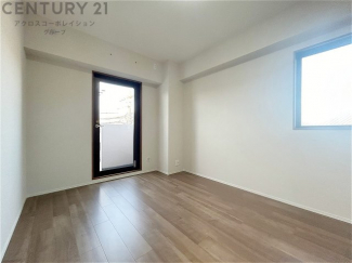 明るい色合いのフローリングとクロスを使用した洋室は家具やインテリアとも調和しやすく空間が広く感じられ開放感を生み出します。自然光を効果的に反射し、室内を明るく保つため、日中の照明使用を抑えられます。
