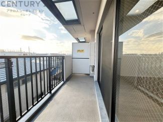 南向きバルコニーは日照が豊富で温暖な陽光を受けられ、植物の育成やリラックススペースとして活用可能です。洗濯物の乾燥が速く、快適な生活環境を提供。自然の光を取り込み、室内を明るくしてくれます。
