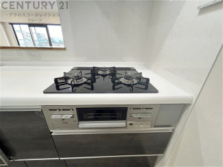 多数の調理器具を同時に使用でき、料理の効率化が可能。省エネで節約になり、様々な料理スタイルに適応できます。また、火力調整が独立しており、手入れや掃除もしやすく、今よりもっとお料理が楽しくなるかも。
