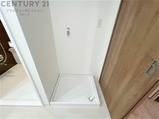 洗濯物の仕分け作業がしやすく、整理整頓が容易になります。洗濯音や湿気を他の部屋に持ち込まず、生活環境を快適に保ちます。上部を活用すれば収納スペースを確保でき洗剤や洗濯用品の整理もしやすくなります。
