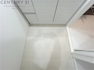 衣服の収納や脱ぎ着や整理整頓がしやすく、湿った衣類を乾燥させるスペースがありカビや臭いの発生を防ぎます。床の汚れを他の部屋に持ち込まず清潔を保つことができます。また快適な入浴環境の整備にも役立ちます。