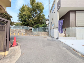 【前面道路含む現地写真】