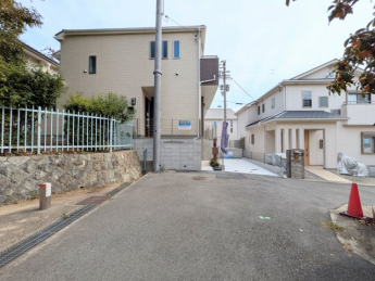 【前面道路含む現地写真】