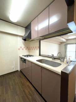 収納たっぷりのシステムキッチンで料理も快適