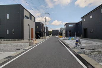 【前面道路含む現地写真】