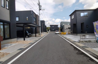 【前面道路含む現地写真】