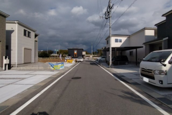 【前面道路含む現地写真】