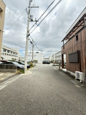 【前面道路含む現地写真】