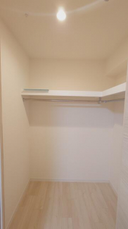 たっぷり収納できるウォークインクローゼット