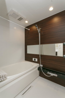 ゆったりとしたお風呂。浴室乾燥機もあります。もちろん追炊き・自動給湯も出来ますよ