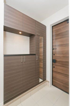 シューズボックス付き。手すりやセンサー付き照明もあって便利です