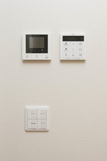 オートロックとモニター付きインターホンで安心♪
右側は追い焚き、自動給湯が出来る給湯器リモコンです