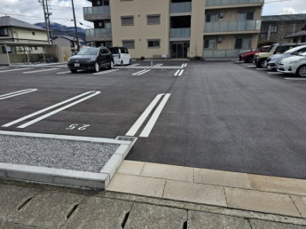 平面式の出入りのしやすい駐車場です