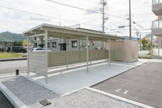 屋根付き駐輪場もあります