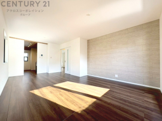 リビングダイニングは家族や友人とのコミュニケーションを楽しむ場所でくつろぎながら食事や会話を楽しめ、多目的に利用できリラックスできる空間です。家庭内の中心として機能し、快適な生活をサポートします。