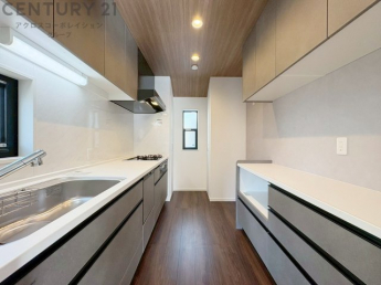 壁付けシステムキッチンはスペースの最大限の有効活用が可能で、動線がスムーズになり調理や準備が快適で効率的に行えます。収納スペースや吊り戸棚が設けられ、調理器具や食器類をスマートに収納できます。