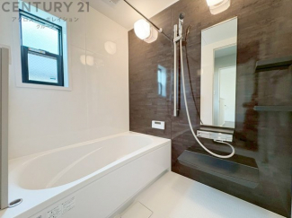 ユニットバスは省スペースでありながら、シンプルな設計と使いやすさを備え、簡便なメンテナンスが可能です。窓付きで換気にも便利です。またミラー・小物置き場もあり便利です。