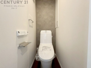 温水洗浄便座付トイレは温水洗浄機能により、暖かい水でおしりを洗浄することができ、冷たい水を使う従来の便座に比べ、温水洗浄機能で暖かいトイレを提供し、快適な使用を可能にします。