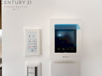 訪問者が来たときにテレビ画面で確認できるため、安心してドアを開けられます。録画機能があるものもあり、留守中に来訪者を記録しておくことができます。利便性が高く、セキュリティ面でも安心です。