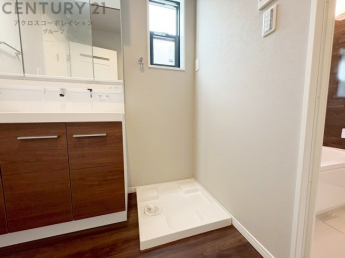 洗濯物の仕分け作業がしやすく、整理整頓が容易になります。洗濯音や湿気を他の部屋に持ち込まず、生活環境を快適に保ちます。上部を活用すれば収納スペースを確保でき洗剤や洗濯用品の整理もしやすくなります。