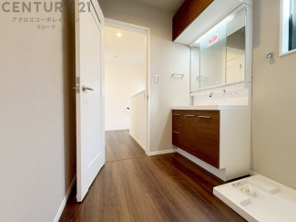 衣服の収納や脱ぎ着や整理整頓がしやすく、湿った衣類を乾燥させるスペースがありカビや臭いの発生を防ぎます。床の汚れを他の部屋に持ち込まず清潔を保つことができます。また快適な入浴環境の整備にも役立ちます。