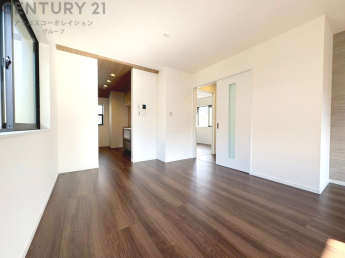 キッチン前のダイニングスペース。ダイニングセットを置いても十分な広さを確保。