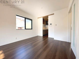 キッチン前のダイニングスペース。ダイニングセットを置いても十分な広さを確保。