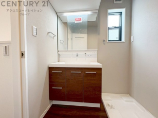 化粧品や洗顔料、歯ブラシなどの必需品をまとめて置ける収納スペースがあり、使用するたびに取り出す手間が省けます。また、水回りのため、濡れても大丈夫な素材が使用されており、お手入れが簡単です。