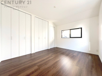 明るい色合いのフローリングとクロスを使用した洋室は家具やインテリアとも調和しやすく空間が広く感じられ開放感を生み出します。自然光を効果的に反射し、室内を明るく保つため、日中の照明使用を抑えられます。