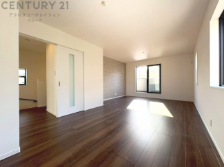 キッチン前のダイニングスペース。ダイニングセットを置いても十分な広さを確保。