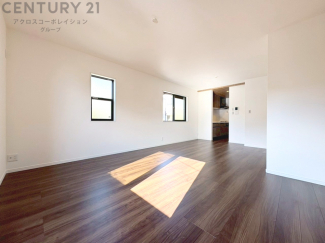 リビングダイニングは家族や友人とのコミュニケーションを楽しむ場所でくつろぎながら食事や会話を楽しめ、多目的に利用できリラックスできる空間です。家庭内の中心として機能し、快適な生活をサポートします。