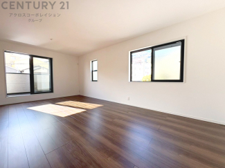 キッチン前のダイニングスペース。ダイニングセットを置いても十分な広さを確保。