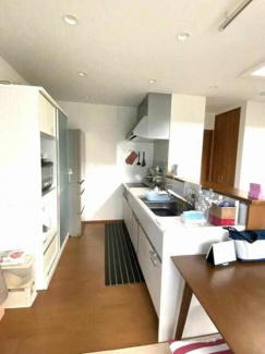 ご家族を見守る事の出来る生活導線上に配置されたキッチン。皆が