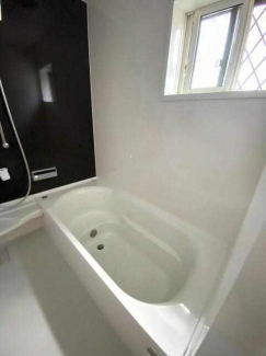 １日の疲れを癒すユニットバス。清潔感が溢れるシンプルですっき