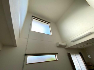 明るく開放的な吹き抜けリビングで、家族の時間もより楽しく♪