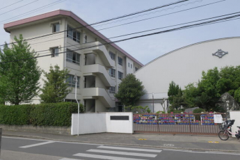 松山市立石井小学校まで69m